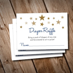 Peut inclure: Cartes blanches avec des étoiles dorées et l'inscription "Diaper Raffle" en bleu marine. Les cartes comprennent un espace pour un nom et une ligne qui dit "Apportez un paquet de couches de n'importe quelle taille et courez la chance de gagner un prix!"
