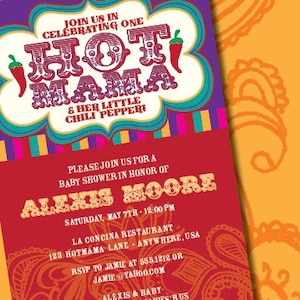 Peut inclure: Une invitation de fête prénatale rouge et blanche avec un motif de piment. L'invitation indique "Rejoignez-nous pour célébrer une Hot Mama & son petit piment !" et comprend le nom Alexis Moore, la date et l'heure de la fête, ainsi que le lieu. Les informations de RSVP sont également incluses.