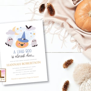 Peut inclure: Une invitation &agrave; une f&ecirc;te pr&eacute;natale avec une citrouille portant un chapeau de sorci&egrave;re et deux fant&ocirc;mes. Le texte indique "A Little Boo is almost due..." et comprend le nom Hannah Robertson, la date et l'heure de la f&ecirc;te, le lieu et les informations RSVP.