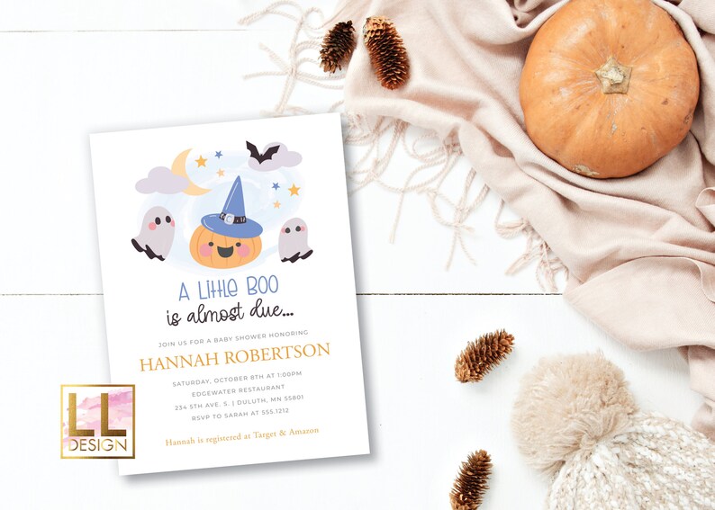 Peut inclure: Une invitation &agrave; une f&ecirc;te pr&eacute;natale avec une citrouille portant un chapeau de sorci&egrave;re et deux fant&ocirc;mes. Le texte indique "A Little Boo is almost due..." et comprend le nom Hannah Robertson, la date et l'heure de la f&ecirc;te, le lieu et les informations RSVP.