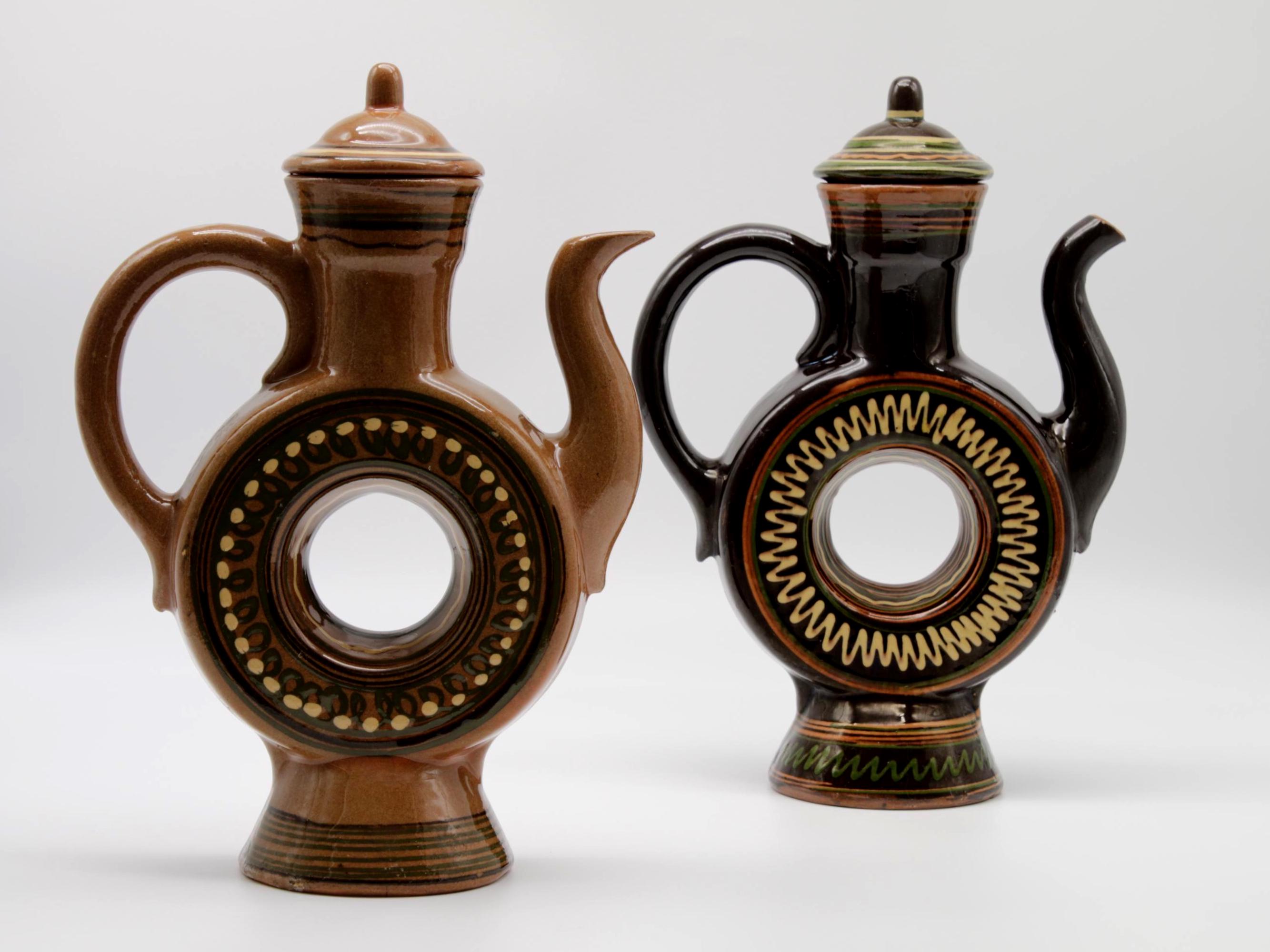 Vintage dekorativer keramischer Krug für Wein oder Met, hergestellt in der Volks- und Künstlergenossenschaft ""Kamionka"" in Łysa Góra, Polen 1970er Jahre."