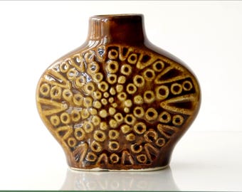 Kleine polnische Vintage Vase , 1970er Jahre (Höhe 8,5 cm) aus Porzellan, in Mirostowice, Design Adam Sadulski. Braune und gelbe Farben.