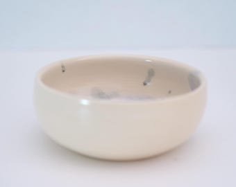 Cuenco de arroz de cerámica blanca/beige hecho a mano con diseño azul