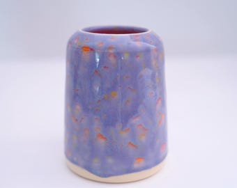 Jarrón de cerámica morado con puntos hecho a mano