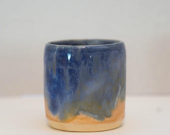 Taza de cerámica hecha a mano