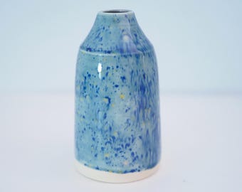 Jarrón alto azul de cerámica hecho a mano