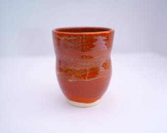 Jarrón de cerámica naranja hecho a mano