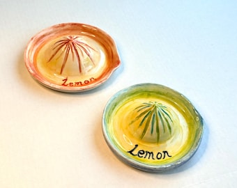 Exprimidor de limón de porcelana hecho a mano - Esmalte de acuarela único - Accesorio de cocina de cerámica vibrante - Regalo práctico de inauguración de la casa.