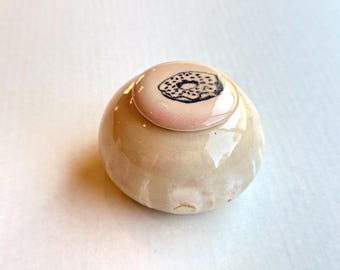 Caja de baratijas redonda de porcelana rosa hecha a mano con tapa