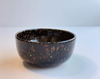 Tazón de ramen artesanal con motas negras - Porcelana hecha a mano - Esmalte medianoche con confeti arcoíris - Tazón de fideos único