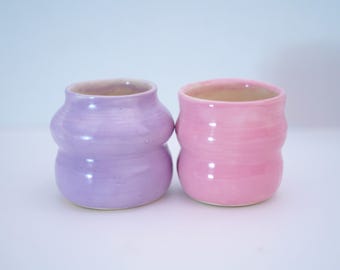 Jarrón corto de cerámica hecho a mano