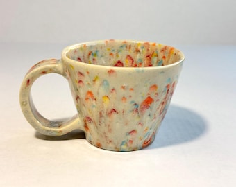 Taza de café de porcelana moteada con confeti hecha a mano, cerámica artesanal