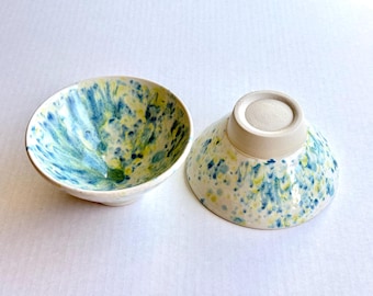 Cuenco de arroz de porcelana hecho a mano, cuenco pequeño para sopa blanco de 5 pulgadas con motas azules, verdes y amarillas.