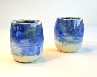 Taza de porcelana hecha a mano, vaso de cerámica azul moteada, vaso artesanal para agua y jugo, cerámica azul cielo única