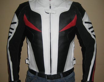 Herren Leder Motorradjacke | Schwarz Weiß Rot Racing Biker Zahnrad | Handgemachte Moto-Jacke