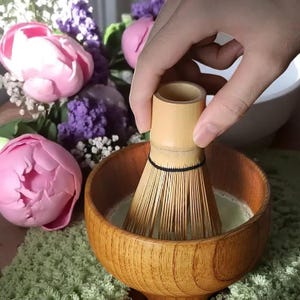 Japanisches Matcha Tee-Set: Keramik Schüssel, Bambus Schneebesen & Ständer