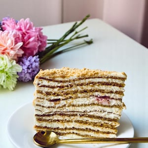 Traditionele Medovik-honingtaart, Russisch gelaagd dessert, gekarameliseerde lagen en roomvulling, handgemaakt op bestelling