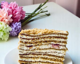 Torta al miele Medovik tradizionale, dolce russo a strati, strati caramellati e ripieno di crema, fatto a mano su ordinazione