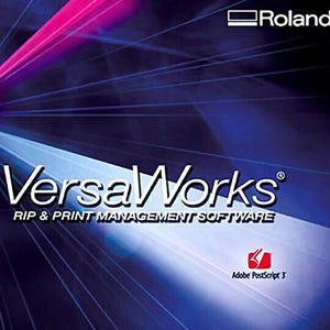 以下が含まれることがあります： ローランド VersaWorks RIP & Print Management ソフトウェアのグラフィック。画像は、暗い青色の背景にカラフルな光線が爆発している様子です。ソフトウェア名が大きく表示されています。