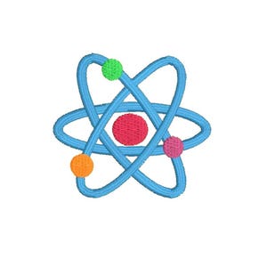Op de afbeelding: Geborduurd atoom symbool in lichtblauw, met een rode kern en draaiende bollen in groen, oranje en roze. Het ontwerp staat op een witte achtergrond, geschikt voor wetenschappelijke projecten.
