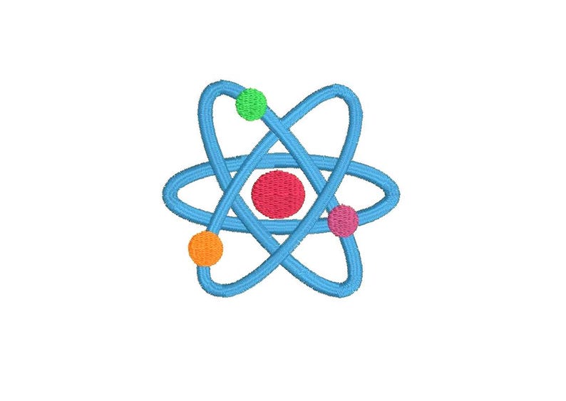 Op de afbeelding: Geborduurd atoom symbool in lichtblauw, met een rode kern en draaiende bollen in groen, oranje en roze. Het ontwerp staat op een witte achtergrond, geschikt voor wetenschappelijke projecten.