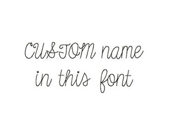 Aangepaste naam borduurontwerp in weergegeven lettertype (gedigitaliseerd)