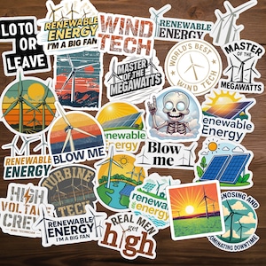 Pode incluir: Uma coleção de autocolantes com temas de energia renovável, turbinas eólicas e painéis solares. Os autocolantes apresentam textos como "Renewable Energy" e "Wind Tech". Vários designs incluem um esqueleto, pores do sol e gráficos estilizados.