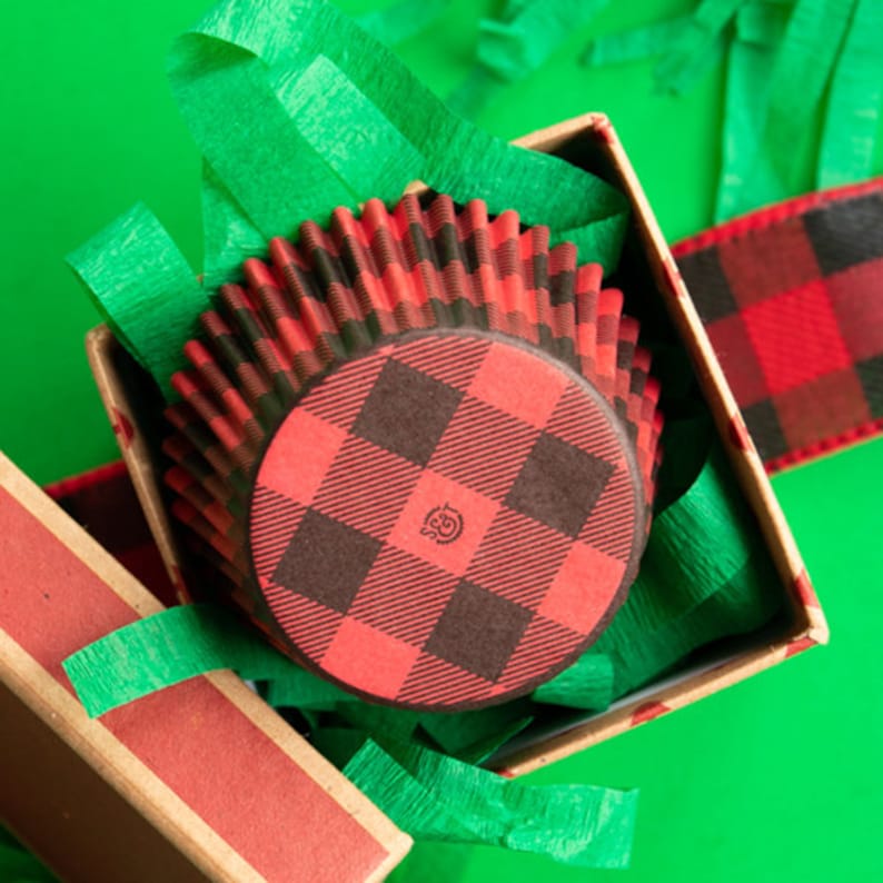 Buffalo Plaid Cupcake Liners Lumberjack Greaseproof Baking Cups 36 count pack imagem 2