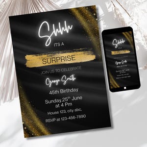 Op de afbeelding: Zwart en gouden verjaardagsuitnodiging met de tekst "Shhh It's a Surprise". De uitnodiging bevat de naam "George Smith", de datum, tijd en RSVP-informatie. Een smartphone toont hetzelfde ontwerp.