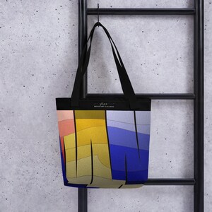 Pode incluir: Bolsa tote preta com um design abstrato colorido. O design apresenta blocos de cores em tons de rosa, amarelo, azul e bege. A bolsa tem alças pretas e o texto "Bold Art Gallery".