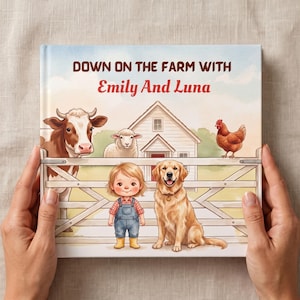 K&ouml;nnte beinhalten: Ein Kinderbuch mit festem Einband mit dem Titel DOWN ON THE FARM WITH Emily And Luna. Das Titelbild zeigt ein Kind und einen Golden Retriever vor einem wei&szlig;en Farmzaun, mit einer Kuh, einem Schaf, einem Huhn und einem Bauernhaus im Hintergrund.