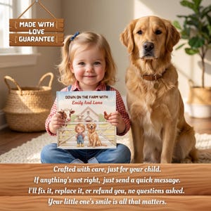 K&ouml;nnte beinhalten: Ein Kind mit blonden Haaren in einem rot karierten Hemd und blauen Jeans h&auml;lt ein Buch mit dem Titel Down on the Farm with Emily and Luna, das Illustrationen von Kuh, Schaf, Huhn und Hund zeigt, neben einem Golden Retriever sitzend.