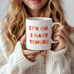 Mok voor vaste aanstelling, grappig cadeau voor een professor, cadeau voor vaste aanstelling, viering van de vaste aanstelling van een faculteit, 11oz keramische koffiemok, cadeau voor het pensioen van een universitair docent
