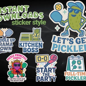 Könnte beinhalten: Eine Sammlung farbenfroher Aufkleber im Pickleball-Design. Die Aufkleber zeigen Cartoon-Pickle-Charaktere, Schläger und Sätze wie "Let's Get Pickled" und "Kitchen Boss". Die Aufkleber sind mit "Instant Downloads, sticker style" beschriftet.