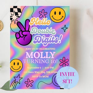 Puede incluir: Una colorida invitación con el texto "Hello Double Digits!" y "Molly Turning 10!". Presenta un signo de la paz, caras sonrientes y estrellas. La invitación está sobre un fondo psicodélico con "Invite Set!"