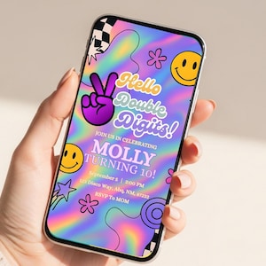以下が含まれることがあります： スマートフォンには、「Hello Double Digits!」と「Molly Turning 10!」というテキストが入った、カラフルな誕生日招待状が表示されています。 デザインは、ピースサイン、スマイリーフェイス、星、花が渦巻く虹色の背景に配置されています。