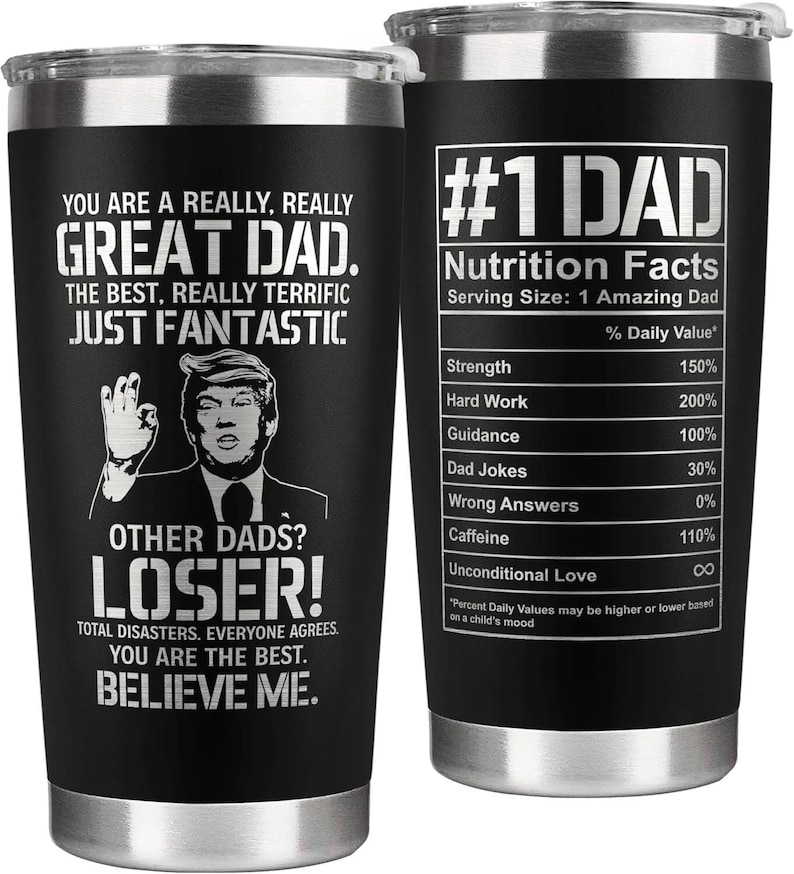 K&ouml;nnte beinhalten: Schwarzer isolierter Becher mit wei&szlig;em Text. Eine Seite zeigt "You are a really, really great dad" mit einer Karikatur und "Other Dads? Loser!". Die andere Seite hat "#1 Dad" und eine N&auml;hrwertangaben-Parodie.