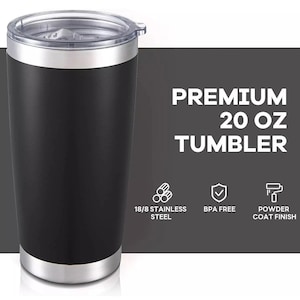 K&ouml;nnte beinhalten: Ein schwarzer 591 ml Becher mit transparentem Deckel und silbernen Akzenten. Hergestellt aus 18/8 Edelstahl, BPA-frei und pulverbeschichtet. Der Text lautet "PREMIUM 20 OZ TUMBLER".