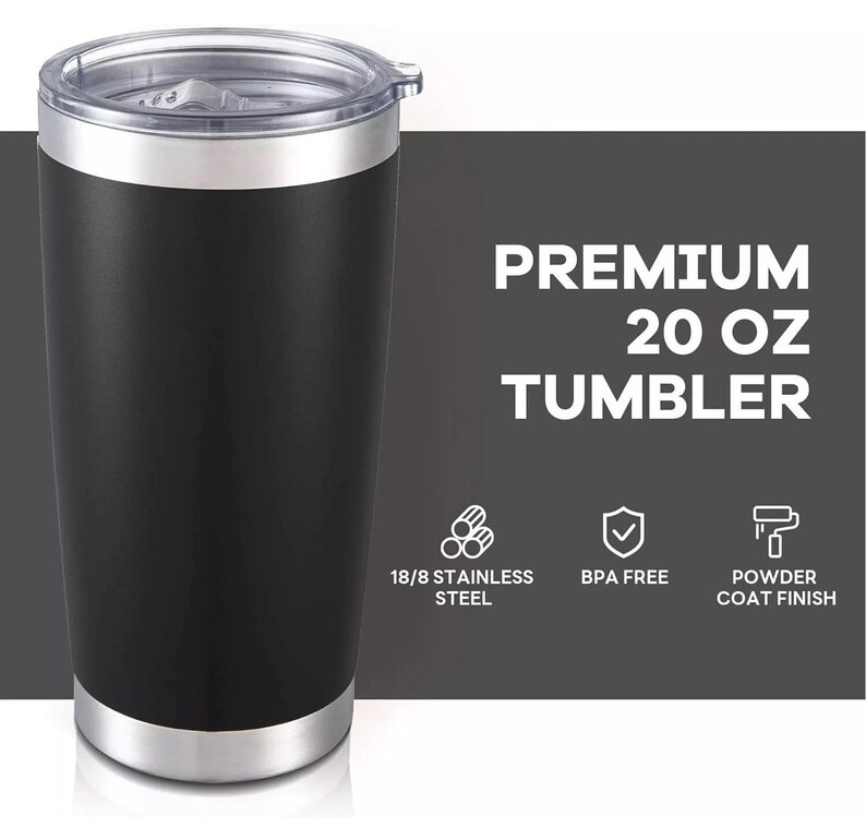 K&ouml;nnte beinhalten: Ein schwarzer 591 ml Becher mit transparentem Deckel und silbernen Akzenten. Hergestellt aus 18/8 Edelstahl, BPA-frei und pulverbeschichtet. Der Text lautet "PREMIUM 20 OZ TUMBLER".