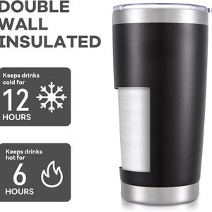 K&ouml;nnte beinhalten: Ein schwarzer, doppelwandiger, isolierter Becher mit silbernem Boden und Rand. Der Becher h&auml;lt Getr&auml;nke 12 Stunden kalt und 6 Stunden hei&szlig;. Der Text "DOUBLE WALL INSULATED" befindet sich oben links.