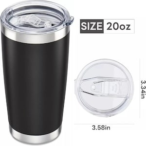 K&ouml;nnte beinhalten: Ein schwarzer 20 oz Becher mit einem durchsichtigen Deckel. Der Becher hat einen silbernen Rand oben und unten. Der Deckel wird separat gezeigt, mit Abmessungen von 9,09 cm Breite und 8,48 cm H&ouml;he.
