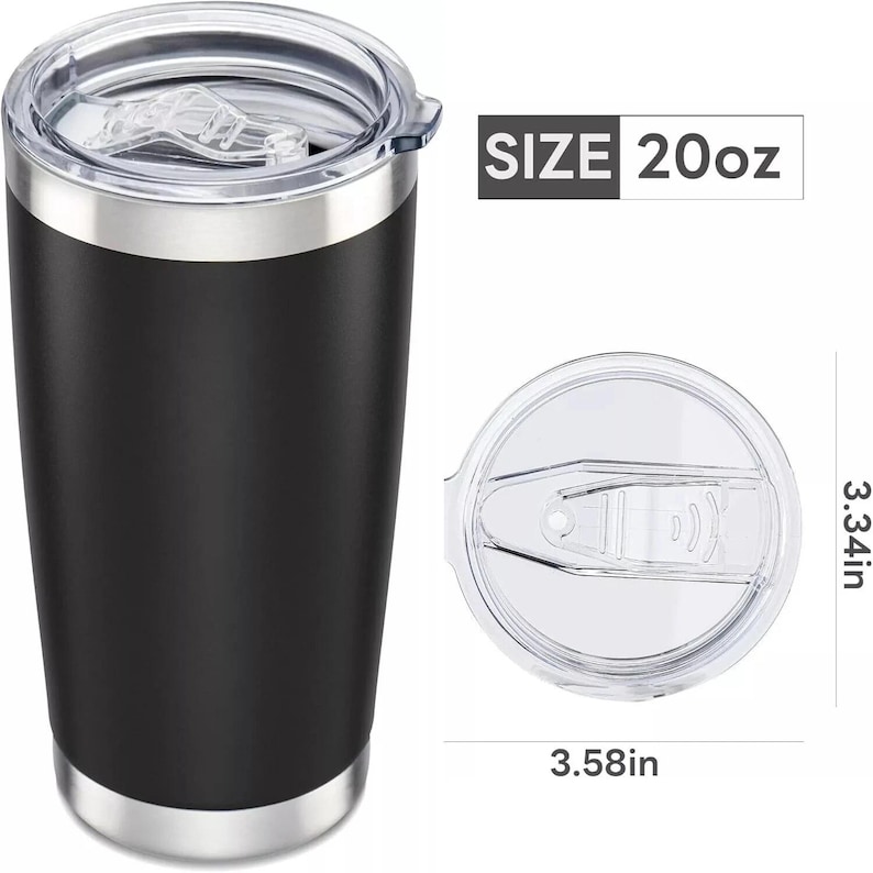 K&ouml;nnte beinhalten: Ein schwarzer 20 oz Becher mit einem durchsichtigen Deckel. Der Becher hat einen silbernen Rand oben und unten. Der Deckel wird separat gezeigt, mit Abmessungen von 9,09 cm Breite und 8,48 cm H&ouml;he.