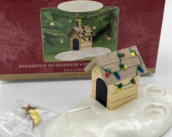 Hallmark Keepsake 2000 Woodstock on Doghouse Display Base Snoopy Christmas Peanuts 50th Anniversary
