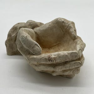 Wisząca na ścianie betonowa figurka w kształcie dłoni, 6,5” x 3” T, ciężka. PRZECZYTAJ