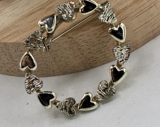 Signed Gerrys Circle Wreath Brooch Silver Tone Mixed Heart Links Pin Vintage