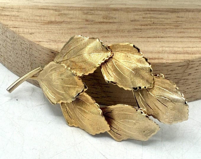 Vintage Goldtone Leaf Wreath Oval Brooch Pin Textured Scalloped Mid Century