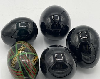 Lote de 5 ovos de vidro vintage, 4 pretos e 1 com estampa tribal.