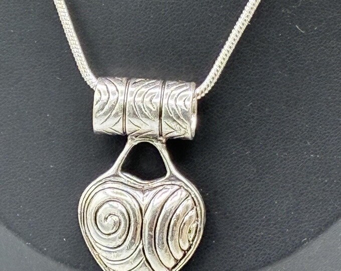 Reversible Heart Pendant Necklace 18” Silver Tone Black Inlay Swirl Design