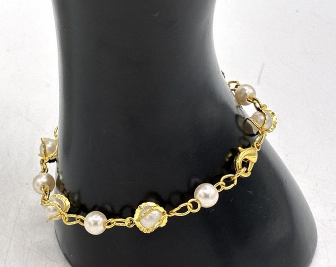 Vintage Goldtone Faux Pearl Station Bracelet Scalloped Cup Set Delicate