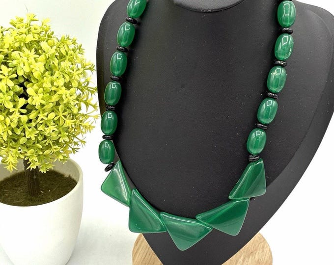 Vintage Green Lucite Bead Necklace Graduated Triangle Fringe Screw Clasp